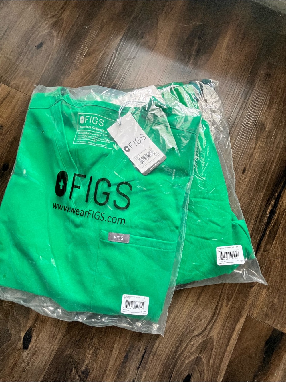 FIGS - Women’s Bright Green Scrubs (Catarina Top/Zamora Jogger Bottom) - SMALL
